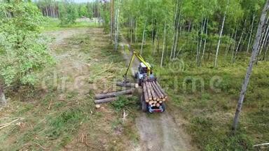 砍伐森林。 液压装载机叉车将原木装载到拖车上。 把木材装进森林里的卡车。 木工